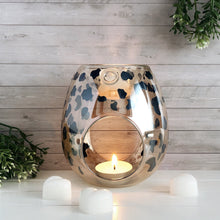 Load image into Gallery viewer, This elegant wax melt burner is the perfect addition to any modern home. Made from glass, each piece is handblown and designed to release fragrance throughout your home at the ideal temperature to produce the optimum scent throw.