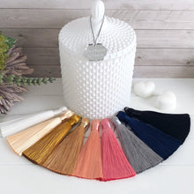 Load image into Gallery viewer, This raindrop patterned wax melt vessel with classic french-top lid adds a touch of elegance to any room. The french chic lid helps to seal in scent and improve wax shelf life, which makes them ideal for holding your wax melts alongside your wax melt burner.