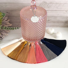 Load image into Gallery viewer, This raindrop patterned wax melt vessel with classic french-top lid adds a touch of elegance to any room. The french chic lid helps to seal in scent and improve wax shelf life, which makes them ideal for holding your wax melts alongside your wax melt burner.