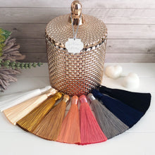 Load image into Gallery viewer, This raindrop patterned wax melt vessel with classic french-top lid adds a touch of elegance to any room. The french chic lid helps to seal in scent and improve wax shelf life, which makes them ideal for holding your wax melts alongside your wax melt burner.
